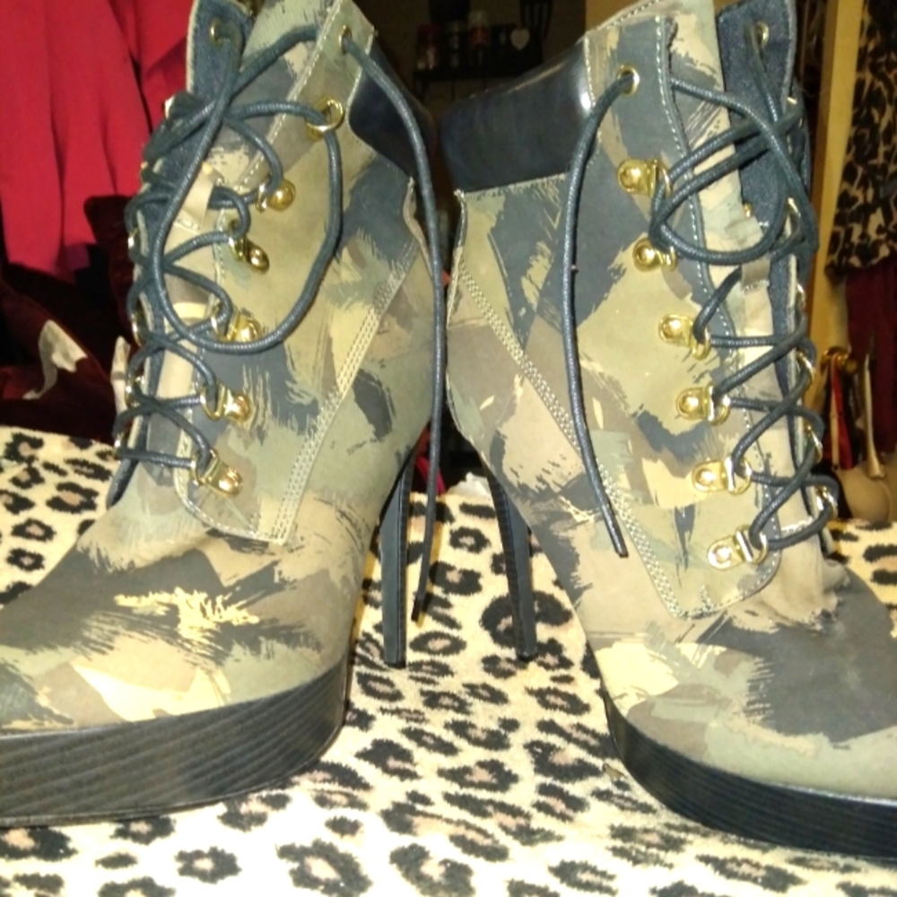 6' Camo ankle booties!! Worn once! Still brand new looking!!